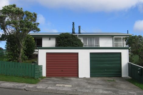 Photo of property in 25a Colchester Crescent, Newlands, Wellington, 6037