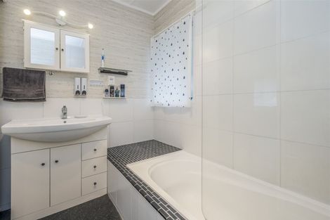 Photo of property in 1/40 Kingsclere Place, Goodwood Heights, Auckland, 2105