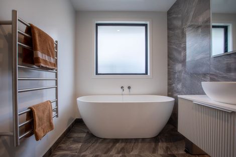 Photo of property in 6 Cheviot Street, Jacks Point, 9371