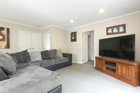 Photo of property in 37 Hewlett Road, Massey, Auckland, 0614