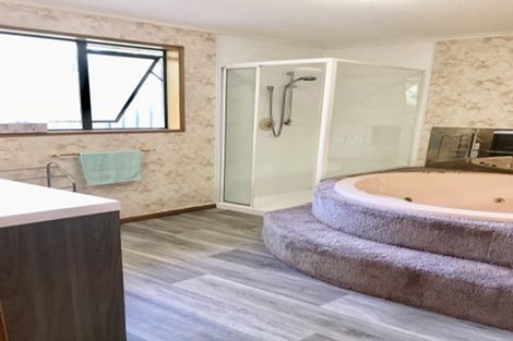 Photo of property in 100 Marine Parade, Bluff, 9814