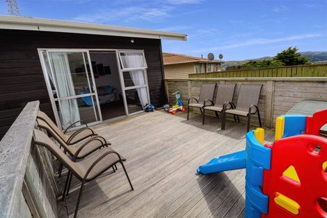 Photo of property in 2a Colchester Crescent, Newlands, Wellington, 6037