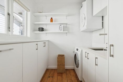 Photo of property in 1/123 Queen Street, Northcote Point, Auckland, 0627