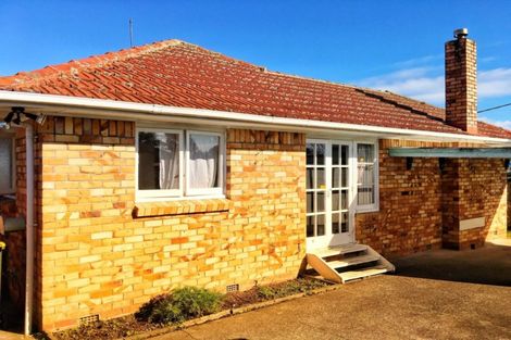 Photo of property in 1 Keru Place, Te Atatu South, Auckland, 0610