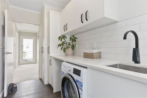 Photo of property in 31 Sunnyside Road, Sunnyvale, Auckland, 0612