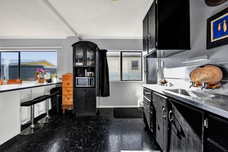 Photo of property in 84 Pioneer Road, Moturoa, New Plymouth, 4310