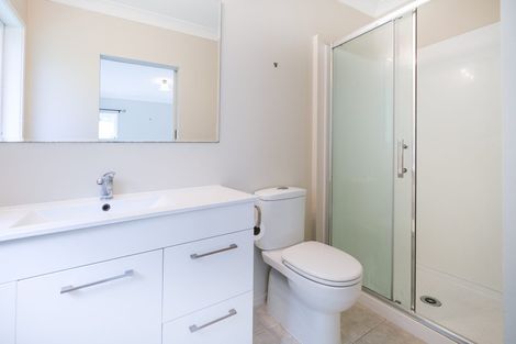 Photo of property in 2/17 Woodlands Crescent, Browns Bay, Auckland, 0630