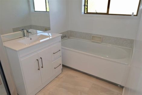 Photo of property in 121 Chivalry Road, Glenfield, Auckland, 0629