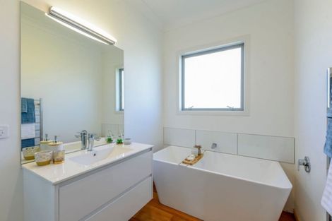 Photo of property in 42a Strathnaver Drive, Waikawa Beach, Manakau, 5573