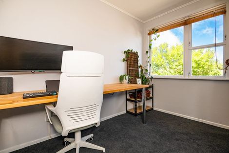 Photo of property in 34 Brooker Grove, Newlands, Wellington, 6037