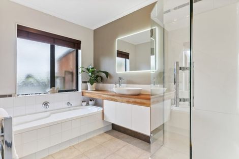 Photo of property in 25 Kilsyth Way, East Tamaki Heights, Auckland, 2016