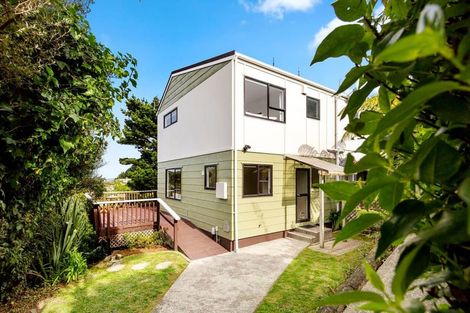Photo of property in 28a Cheltenham Terrace, Newlands, Wellington, 6037