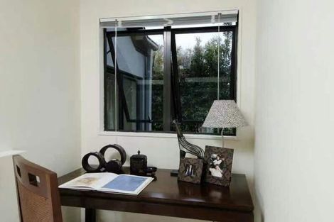 Photo of property in 2/12a Dallinghoe Crescent, Milford, Auckland, 0620