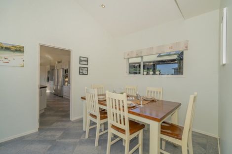 Photo of property in 17 Hahei Beach Road, Hahei, Whitianga, 3591