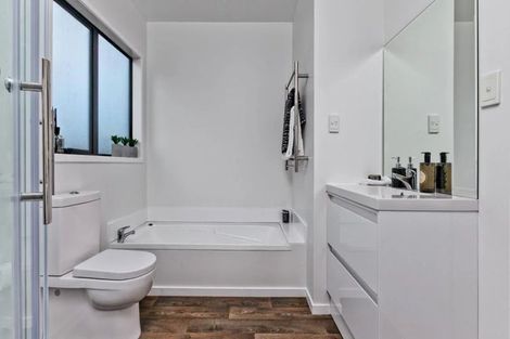 Photo of property in 1/5 Kilham Avenue, Northcote, Auckland, 0627