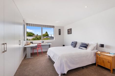 Photo of property in 25 Garreg Road, Fendalton, Christchurch, 8052