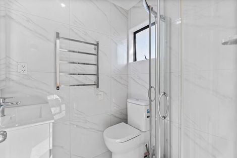 Photo of property in 2/16 Matisse Drive, West Harbour, Auckland, 0618