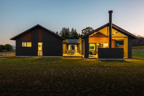 Photo of property in 2 Vickers Way, Acacia Bay, Taupo, 3385