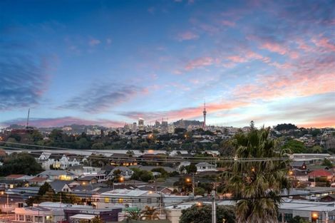 Photo of property in 10 Rangitoto Terrace, Milford, Auckland, 0620