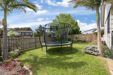 Photo of property in 25 Gosford Drive, Botany Downs, Auckland, 2010