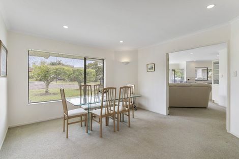 Photo of property in 2 Pat O'connor Place, Manurewa, Auckland, 2105