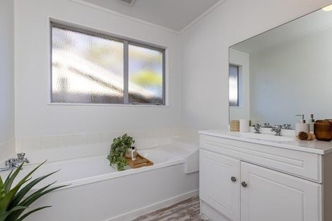 Photo of property in 131 Renown Road, Raumati South, Paraparaumu, 5032