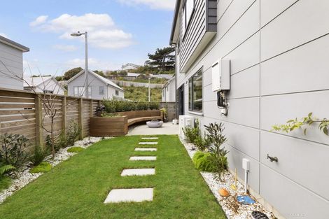 Photo of property in 35 Brindle Way, Newlands, Wellington, 6037