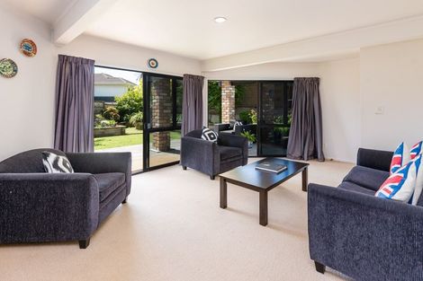 Photo of property in 2/5 Perendale Close, Somerville, Auckland, 2014