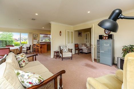 Photo of property in 18 Kinross Drive, Merrilands, New Plymouth, 4312