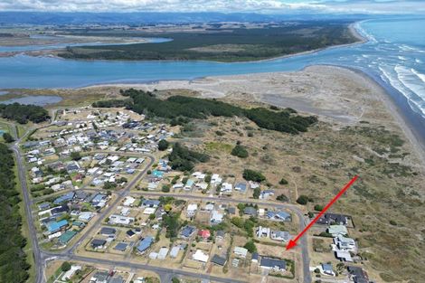 Photo of property in 33 Marine Parade South, Foxton Beach, Foxton, 4815