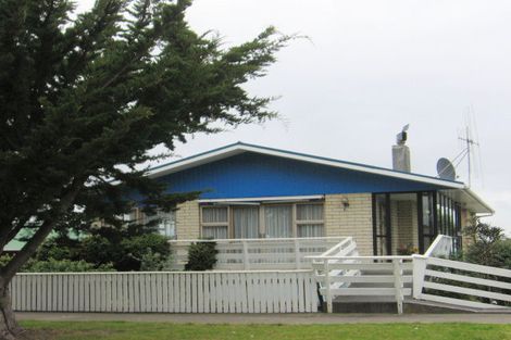 Photo of property in 32 Avenue Road, Foxton, 4814