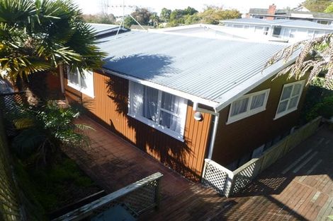 Photo of property in 21 Lake Road, Northcote, Auckland, 0627