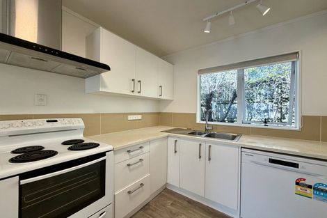 Photo of property in 2/5 Woodall Place, Totara Vale, Auckland, 0627