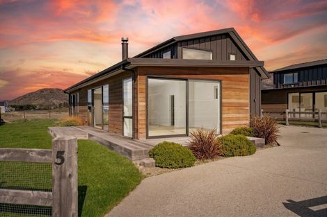 Photo of property in 5 Wallace Place, Wanaka, 9305