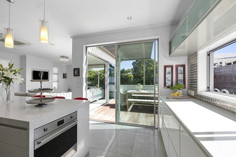 Photo of property in 10 Pendarves Street, New Plymouth, 4310
