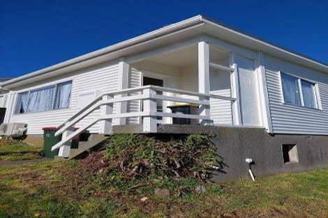 Photo of property in 7a Chetwode Grove, Newlands, Wellington, 6037