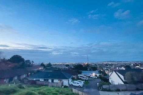 Photo of property in 23 Bartells Drive, Goodwood Heights, Auckland, 2105