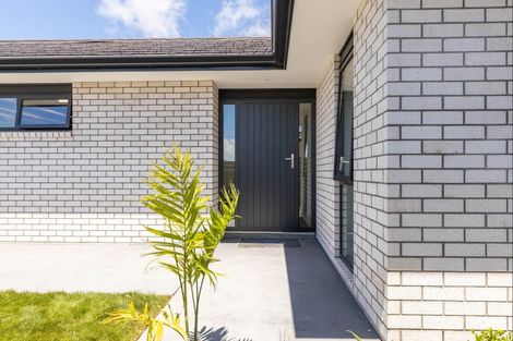 Photo of property in 8 Oakmont Crescent, Waiwhakaiho, New Plymouth, 4312