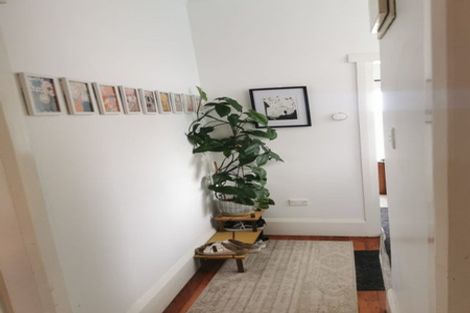 Photo of property in 404 Queens Drive, Lyall Bay, Wellington, 6022