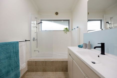 Photo of property in 27a Kenney Crescent, Fairfield, Hamilton, 3214