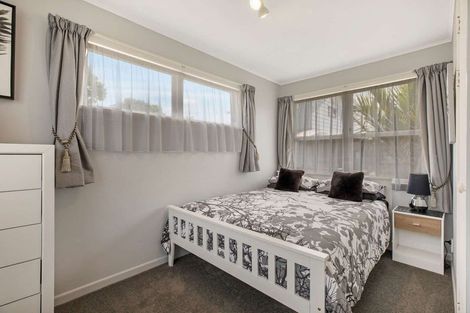 Photo of property in 27 Blanes Road, Weymouth, Auckland, 2103