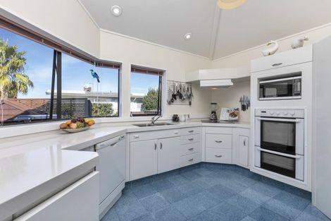 Photo of property in 1/70 Ocean View Road, Northcote, Auckland, 0627