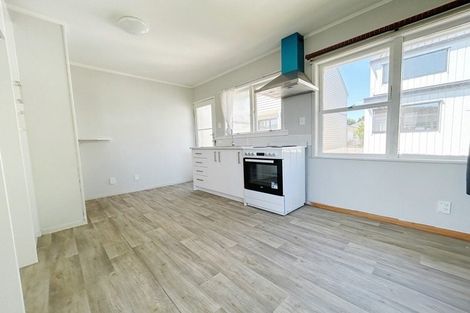 Photo of property in 2/90 Te Atatu Road, Te Atatu South, Auckland, 0610