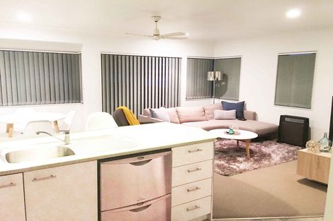 Photo of property in 25 Shelly Beach Parade, Cockle Bay, Auckland, 2014