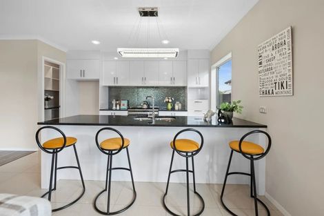 Photo of property in 5 Iwinuku Crescent, Wattle Downs, Auckland, 2103