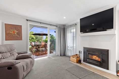 Photo of property in 69 Johnstone Drive, Fitzherbert, Palmerston North, 4410