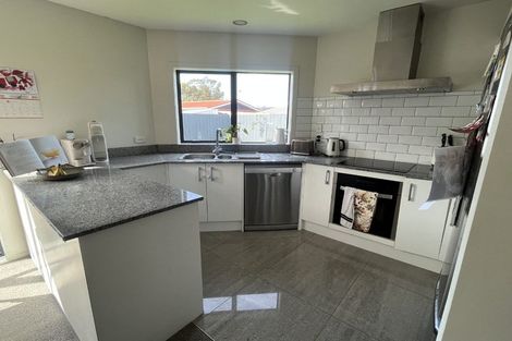 Photo of property in 2/100 Eversleigh Road, Belmont, Auckland, 0622