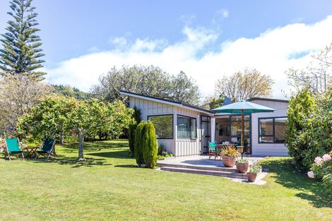 Photo of property in 2 Earle Place, Acacia Bay, Taupo, 3330