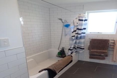 Photo of property in 18 Enderby Drive, Te Atatu Peninsula, Auckland, 0610