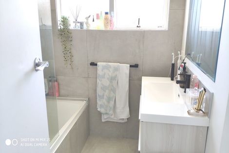 Photo of property in 15 Kelman Road, Kelston, Auckland, 0602